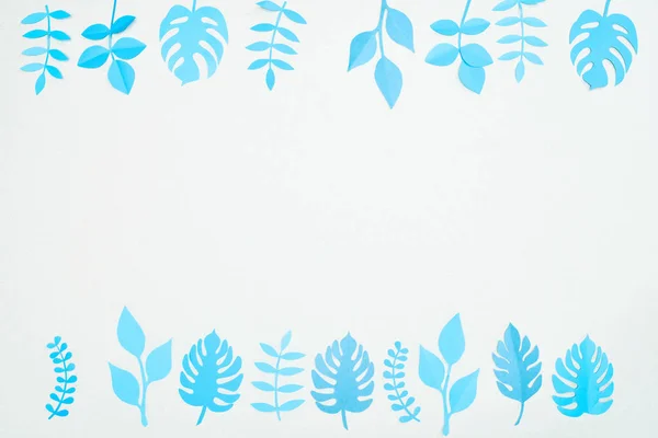 Draufsicht Auf Blaues Papier Geschnittene Tropische Blätter Isoliert Auf Weiß — Stockfoto