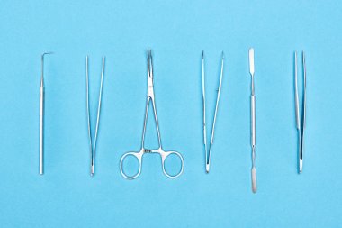 mavi izole paslanmaz diş aletleri ile set üst görünümü 