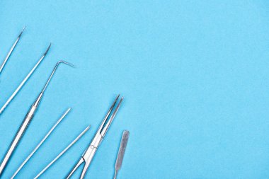 mavi izole paslanmaz diş aletleri ile set üst görünümü 