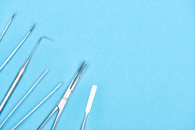 mavi izole metalik diş aletleri ile set üst görünümü 