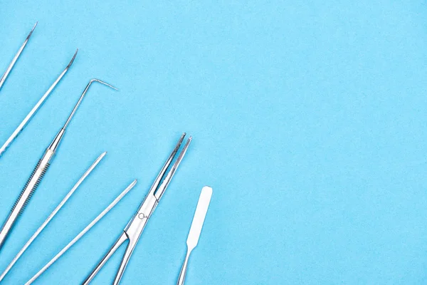 Κορυφαία Όψη Του Σετ Μεταλλικά Οδοντιατρικά Εργαλεία Απομονωμένα Μπλε — Φωτογραφία Αρχείου