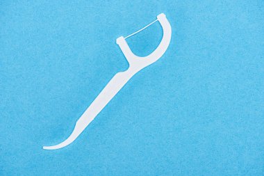 beyaz ve plastik diş ipi kürdan üst görünümü mavi izole 