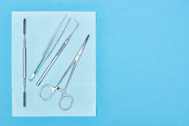 mavi izole önlük üzerinde diş aletleri ile paslanmaz setüst görünümü 