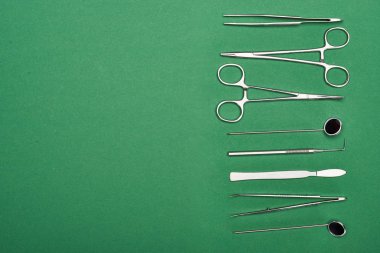 yeşil izole diş aletleri ve makas ile set üst görünümü 