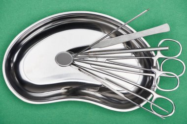 yeşil izole plaka paslanmaz diş araçları ile set üst görünümü 