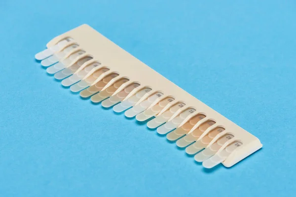 Amostras Dentes Com Diferentes Tons Isolados Azul — Fotografia de Stock