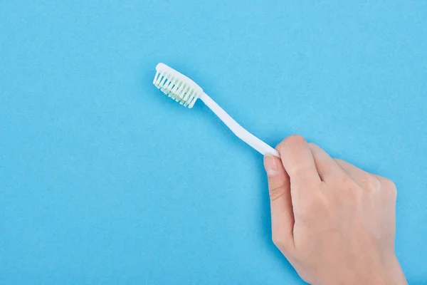 Vista Cortada Mulher Segurando Escova Dentes Branca Isolada Azul — Fotografia de Stock