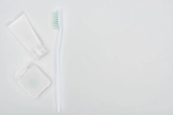 Zahnbürste Und Zahnpasta Der Nähe Von Zahnseide Isoliert Auf Weiß — Stockfoto
