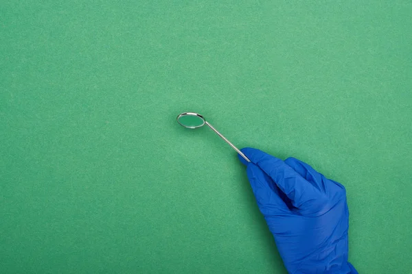 Beskuren Syn Tandläkare Latexhandske Håller Dental Mirror Isolerad Grön — Stockfoto