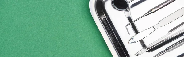 Панорамний Знімок Нержавіючого Набору Зубними Інструментами Ізольовані Зеленому — стокове фото
