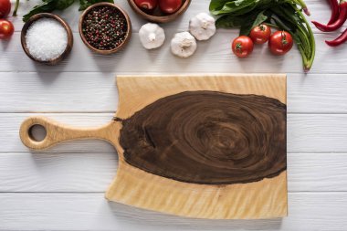 kesme tahtası, kiraz domates, yeşillik, biber, tuz, sarımsak ve baharat üst görünümü 