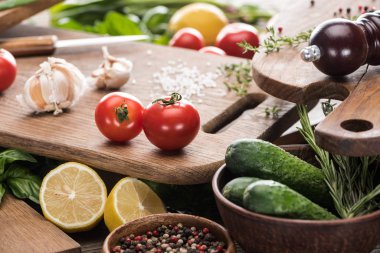 kesme tahtaları, kiraz domates, tuz, sarımsak, salatalık, biber değirmeni, yeşillik, limon ve baharat seçici odak 