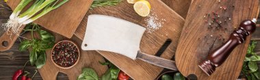 kesme tahtaları, kiraz domates, tuz, biber, biber değirmeni, et doğrama, limon, yeşillik ve baharat panoramik çekim 