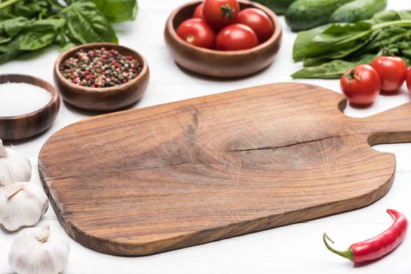 Selective Focus Cutting Board Cherry Tomatoes Greenery Garlics Pepper Cucumbers — Stock Photo, Image