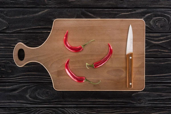 Top View Cutting Board Knife Chili Peppers Table — Stock Photo, Image