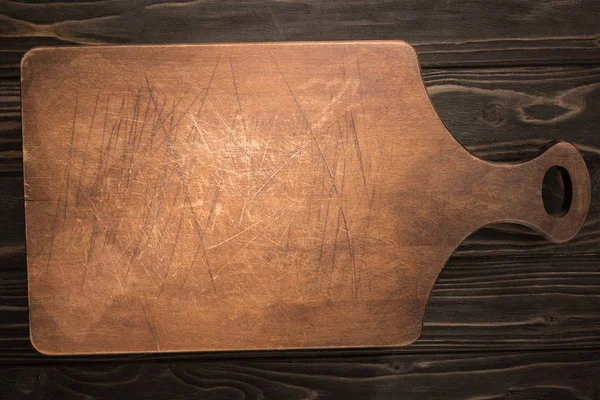 棕色桌子上的木切割板顶视图 — 图库照片