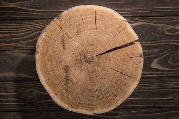 верхний вид деревянной доски на коричневый стол
 