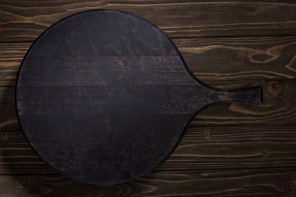 Kahverengi Masa Üzerinde Siyah Kesme Tahtası Üst Görünümü — Stok fotoğraf