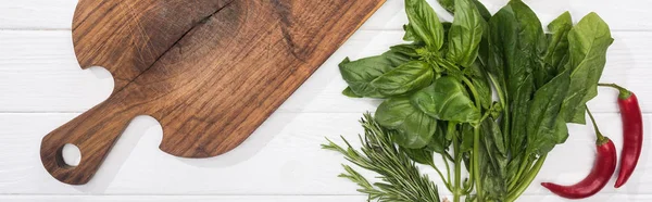 Tiro Panorâmico Tábua Corte Madeira Pimentas Vegetação — Fotografia de Stock