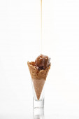 leckeres süßes Eis in knusprigen Waffelkegel mit tropfender Schokolade isoliert auf weiß