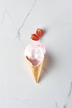 mermer gri arka planda çilek yakın waffle koni lezzetli dondurma üst görünümü