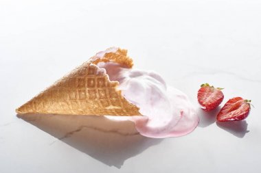 mermer gri arka planda çilek yakın waffle koni lezzetli dondurma