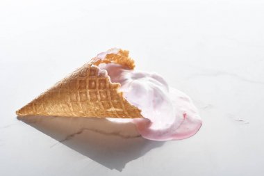 mermer gri arka planda waffle koni lezzetli dondurma