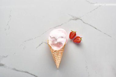 mermer gri arka planda çilek yakın waffle koni lezzetli dondurma üst görünümü