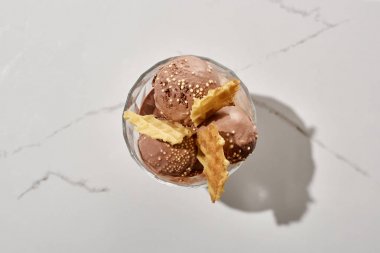 mermer gri arka planda waffle ile kase lezzetli çikolata dondurma üst görünümü