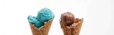 Beyaz, panoramik atış üzerinde izole gevrek waffle koniler lezzetli tatlı çikolata ve mavi dondurma