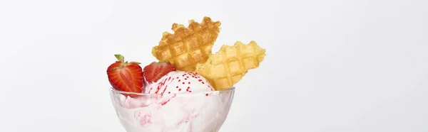 ボウルにワッフルとイチゴの美味しいアイスクリームをホワイト パノラマショットで分離 — ストック写真