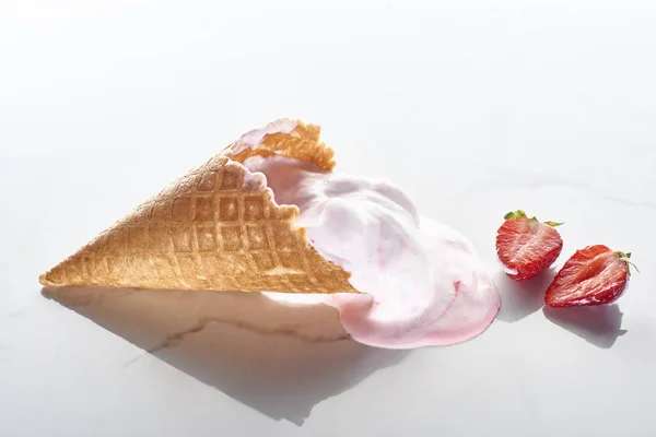 Delicioso Sorvete Cone Waffle Perto Morangos Fundo Cinza Mármore — Fotografia de Stock