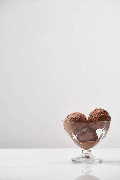 Cam Kase Lezzetli Çikolata Dondurma Kopya Alanı Ile Gri Izole — Stok fotoğraf