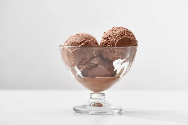 グレーに隔離されたガラスボウルのおいしいチョコレートアイスクリーム — ストック写真