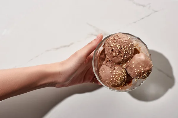 Vista Parcial Mujer Sosteniendo Delicioso Helado Chocolate Tazón Sobre Fondo — Foto de Stock