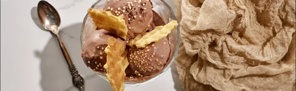 Top Uitzicht Van Heerlijke Chocolade Ijs Bowl Met Wafels Buurt — Stockfoto