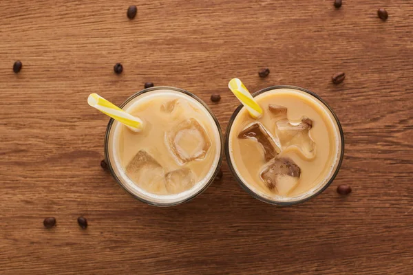 Top View Fresh Ice Coffee Glasses Straws Coffee Grains Wooden — Stock Photo, Image