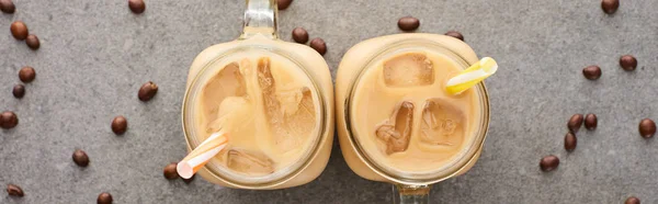 Pohled Ledovou Kávu Skleněných Skleničkách Slámou Kávovou Zrnka Šedém Pozadí — Stock fotografie