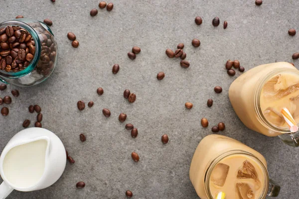 Ansicht Von Eiskaffee Glasgefäßen Mit Strohhalmen Der Nähe Von Milch — Stockfoto