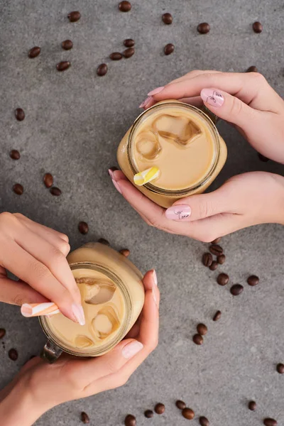 Gedeeltelijke Weergave Van Vrouwen Die Glazen Potten Met Ijskoffie Koffie — Stockfoto