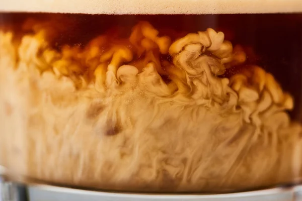 Close Van Lekkere Koffie Mixen Met Melk Glas — Stockfoto