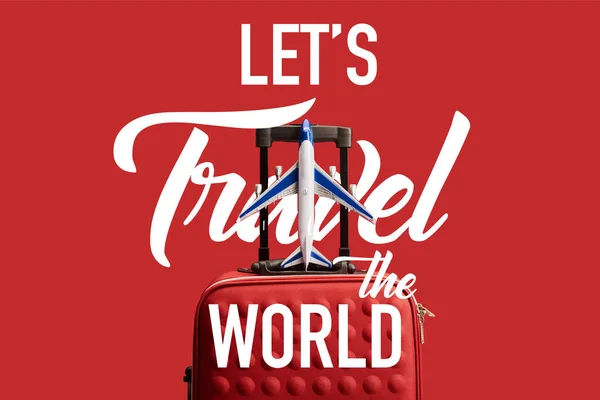 红色彩色纹理旅行袋 平面模型与红色隔离 让我们环球旅行世界图解 — 图库照片