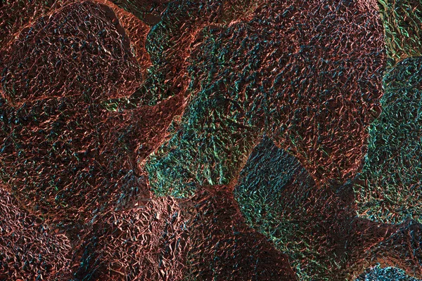 カラフルなイルミネーションを持つ光沢のあるシルバーテクスチャーのぼろぼろの箔の抽象的な背景 — ストック写真