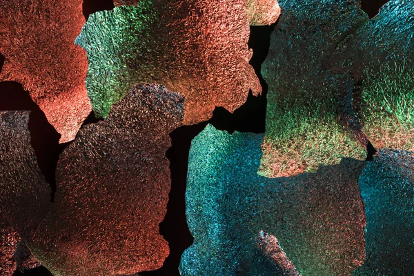 Abstrakter Hintergrund Aus Zerlumpter Folie Mit Farbenfroher Beleuchtung Isoliert Auf — Stockfoto