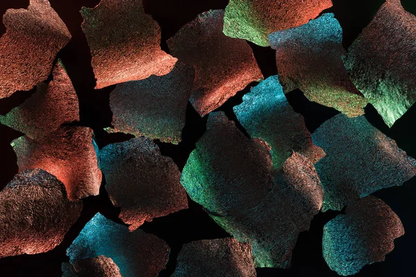 Абстрактный Фон Серебристой Текстурированной Фольги Красочной Подсветкой Изолированной Черном — стоковое фото