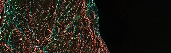 黒に隔離されたカラフルな照明とくしゃくしゃの箔のパノラマショット — ストック写真