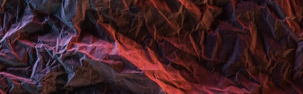 Plano Panorámico Papel Arrugado Con Iluminación Color Rosa Rojo Oscuridad —  Fotos de Stock