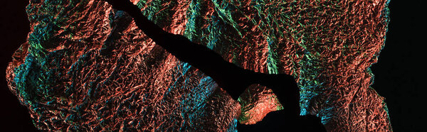 панорамный снимок рваной фольги с красочным отражением освещения в темноте, изолированной на черном
