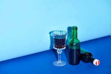 kopyalama alanı ile parlak ve renkli arka planda cam ve şişeler 
