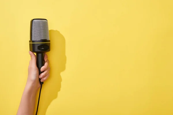 Vista Cortada Mulher Segurando Microfone Fundo Amarelo — Fotografia de Stock